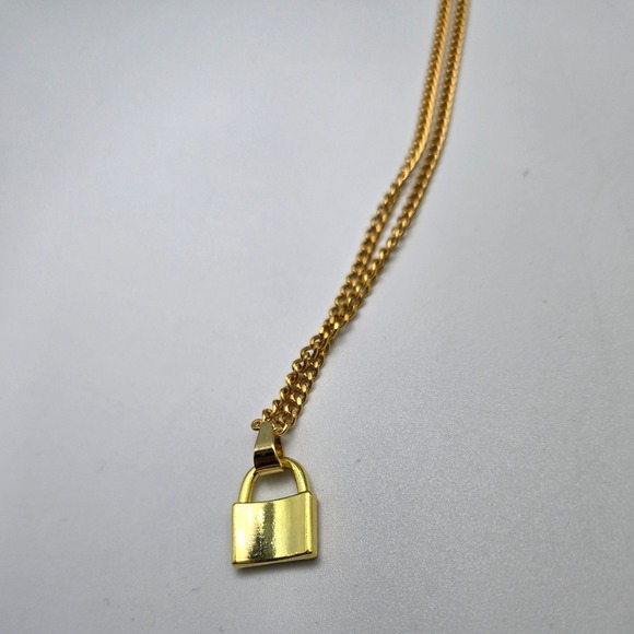 Louis Vuitton charm on 18k gold plated chain - Picture 5 of 7